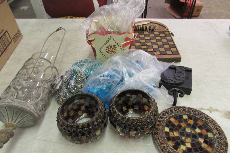 lot 25 image: Household decor items