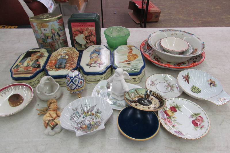 lot 26 image: Household decor items