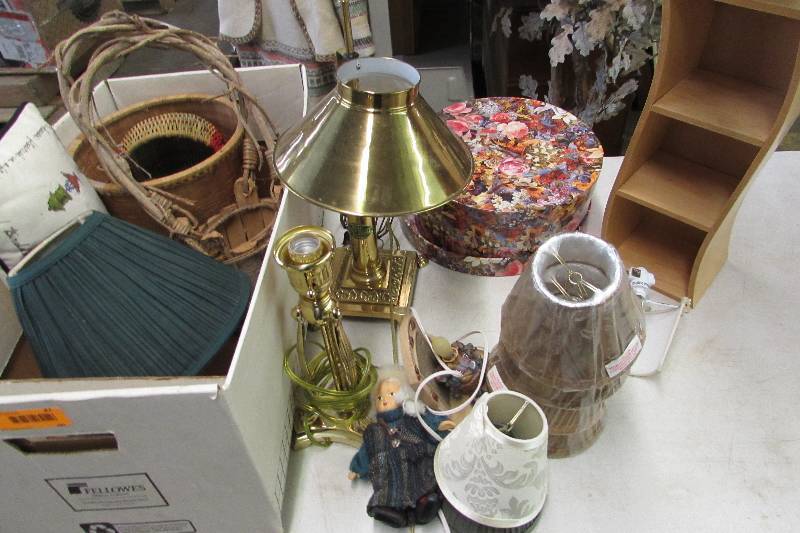 lot 27 image: Household decor items
