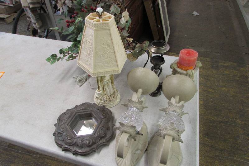 lot 28 image: Household decor items
