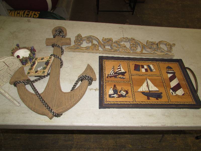lot 30 image: Household decor items