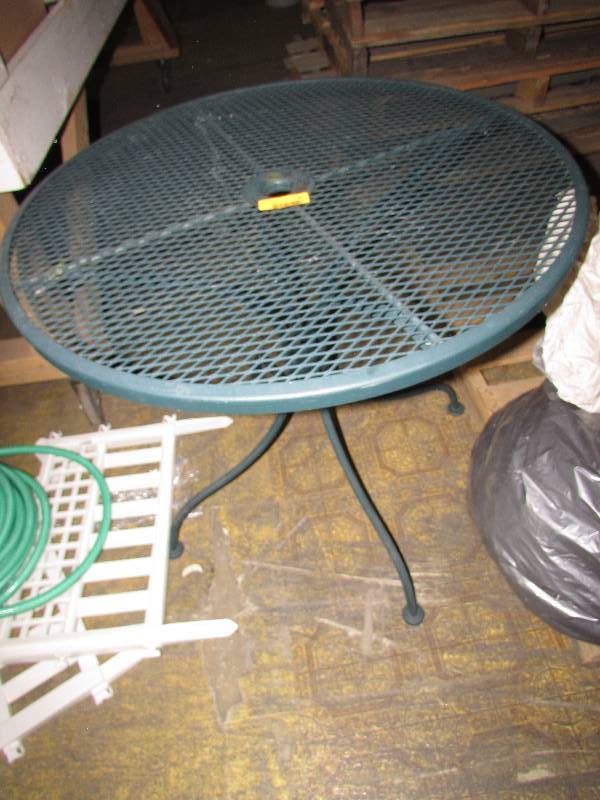 lot 33 image: Round metal outside table
