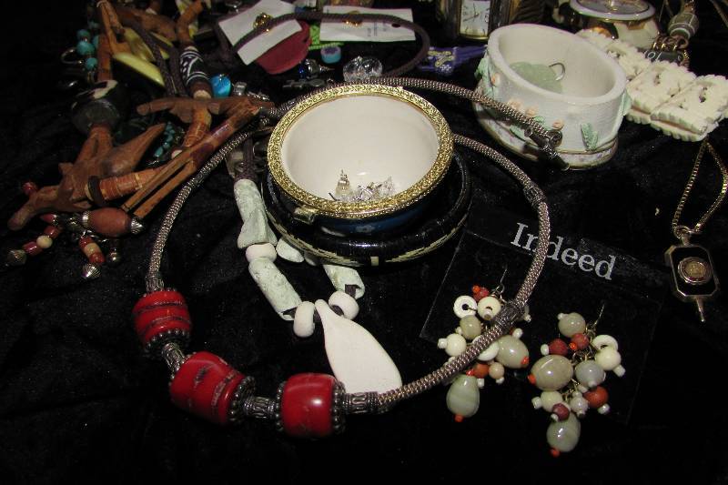 lot 36 image: Jewelry