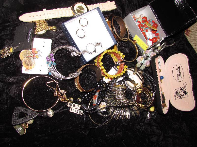 lot 37 image: Jewelry