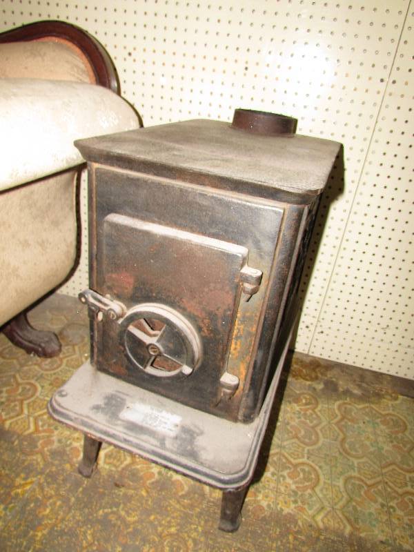 lot 41 image: Vintage Cast Iron Wood Burning Stove