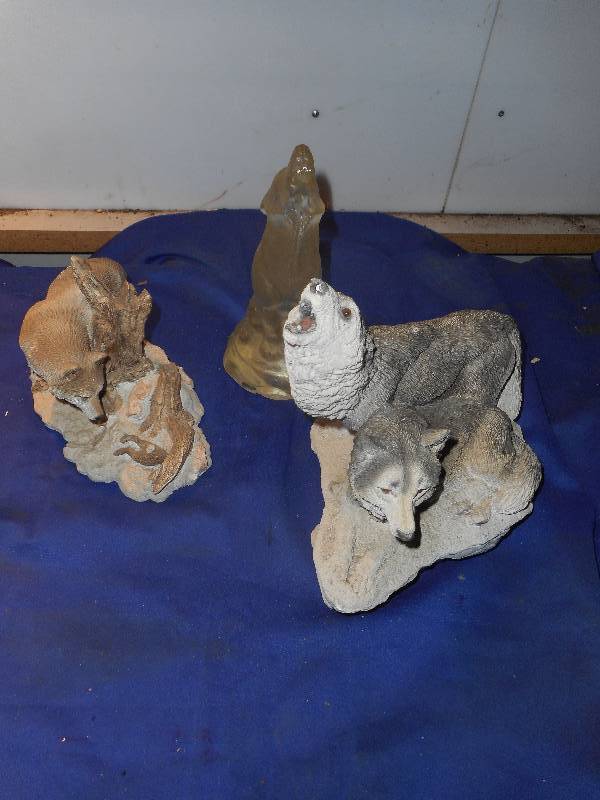 3 WOLF STATUES