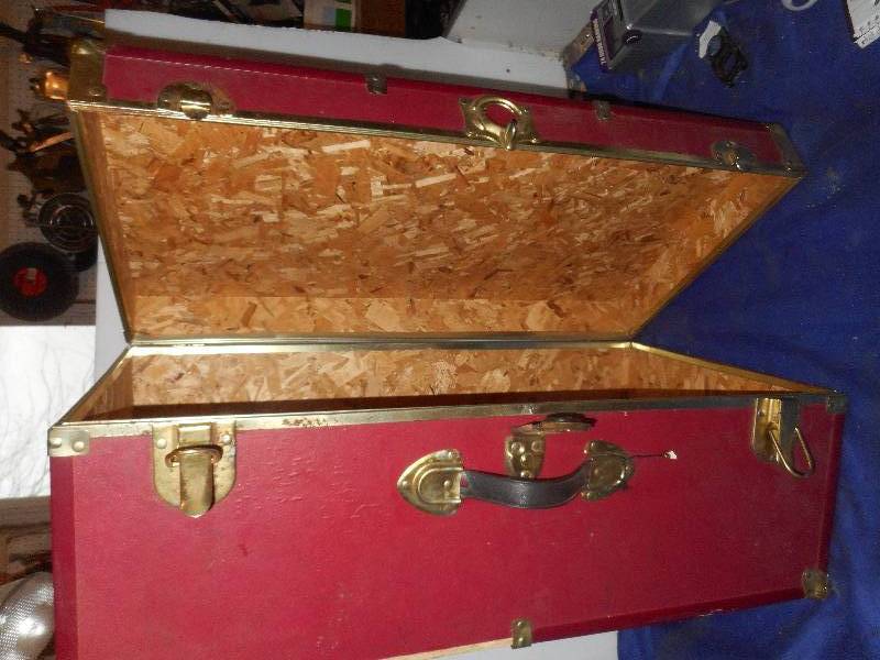 COLLECTIBLE TRUNK