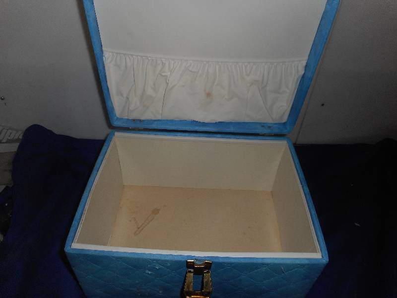 VINTAGE CARRY BOX