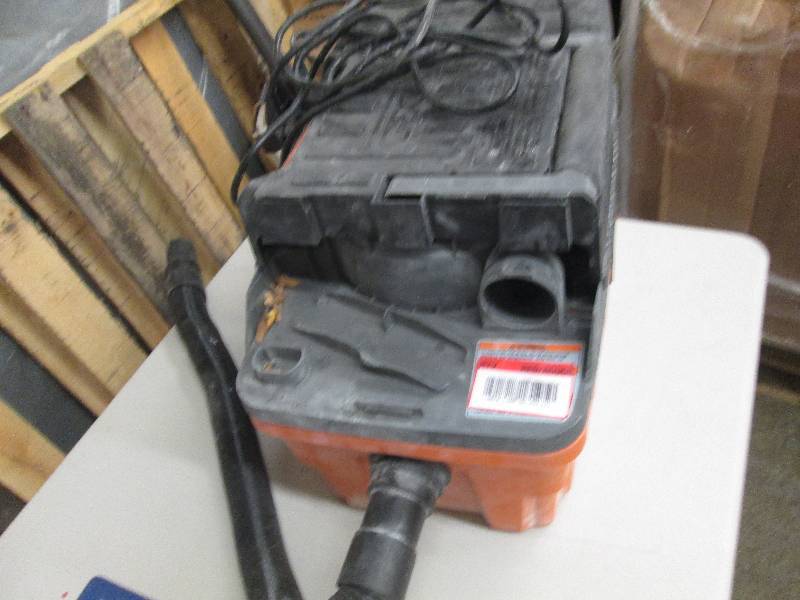 lot 76 image: rigid 4.5 gallon portable wetdry v...