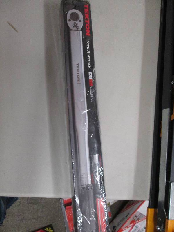 lot 102 image: tekton 12 torque wrench looks uno...