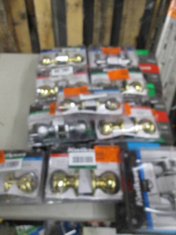 lot 139 image: big lot of 19 hallway and bathroom ...