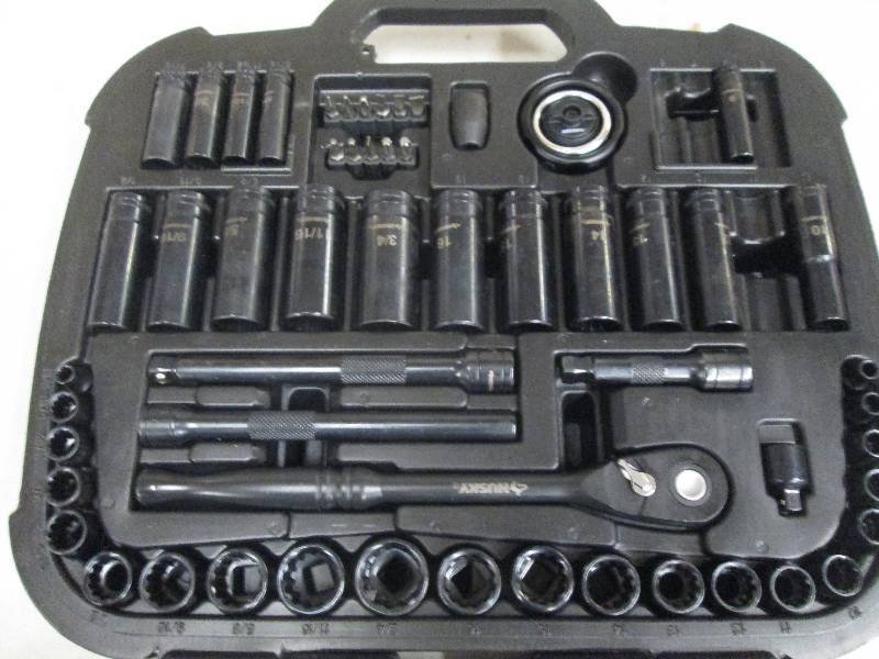 lot 170 image: husky 60 pc universal mechanics too...