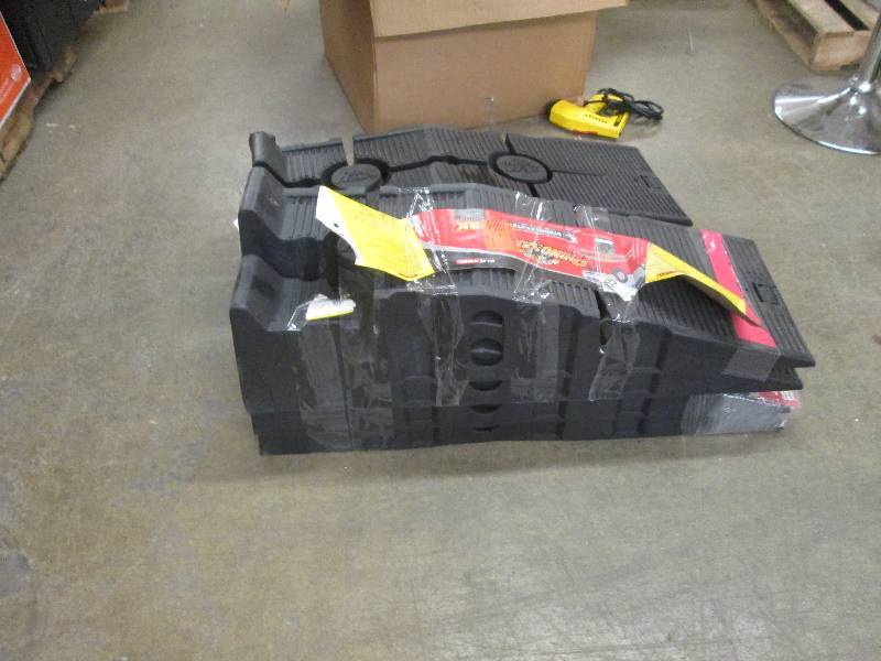 lot 368 image: 3 -2 packs of car ramps some are br...