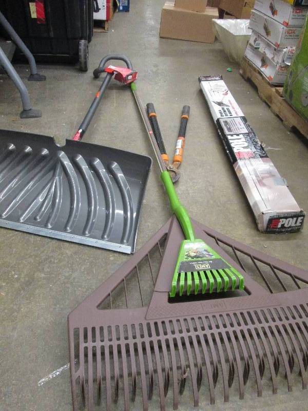 lot 389 image: rake , shovel both are broke a lopp...