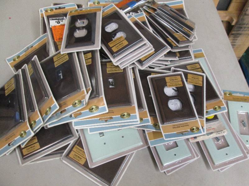 lot 401 image: 70 decorative wall plates ...