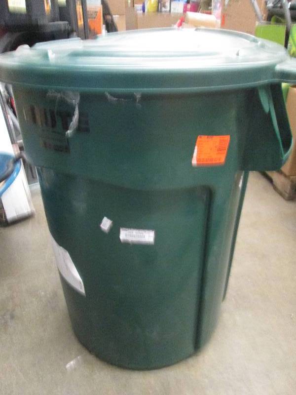 lot 415 image: brute 44 gallon garbage can with li...