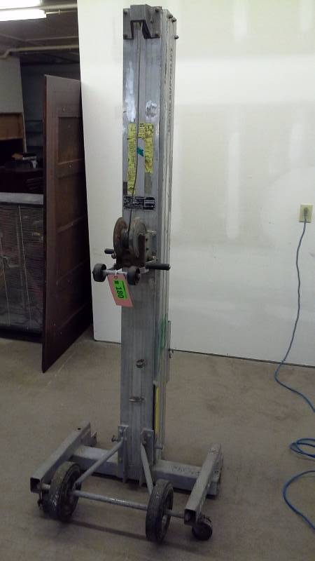 lot 180 image: Genie SL-18 Material Lift