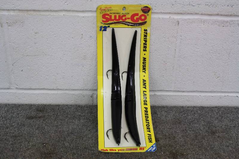 lot 52 image: 12 Slug-Go Lures for Musky or Large Predator Fish