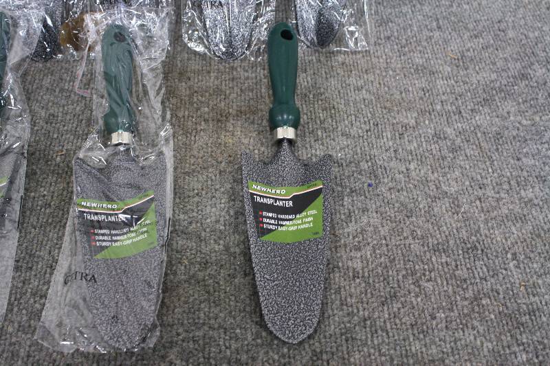 lot 102 image: 8 Transplanter Shovels - Garden Shovels