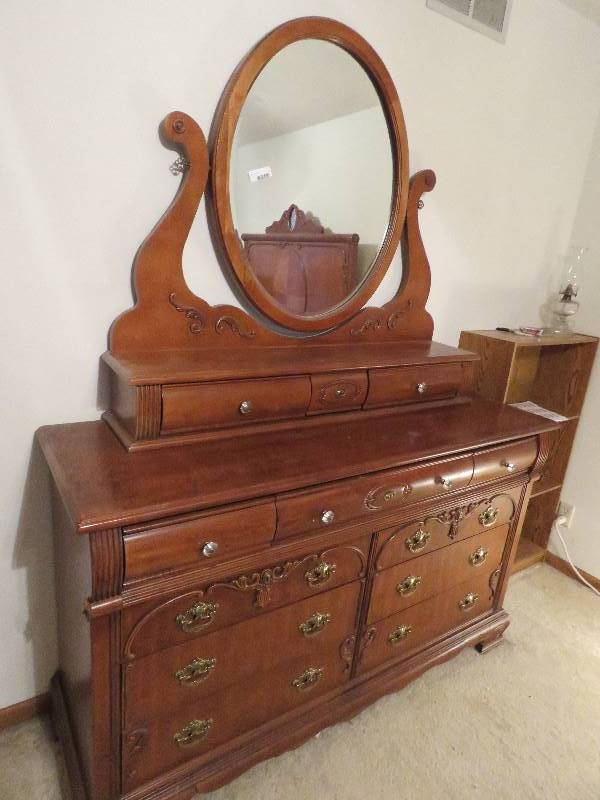 lot 2 image: Vintage Bedroom Set