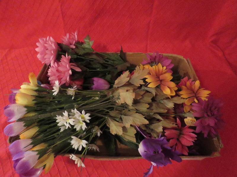 lot 4 image: Artificial Flowers