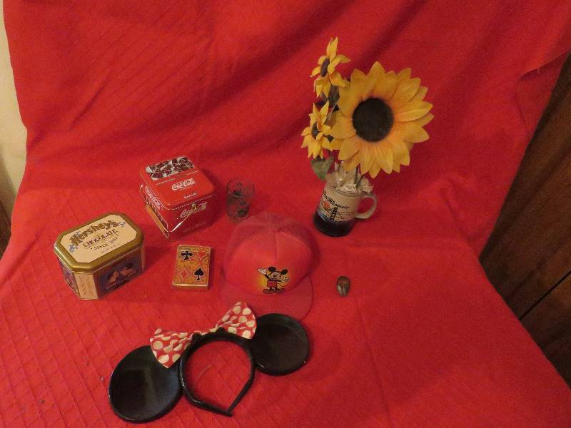 lot 6 image: Vintage Decor
