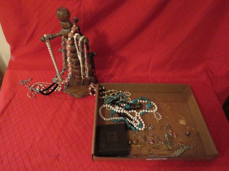 lot 9 image: Jewelry