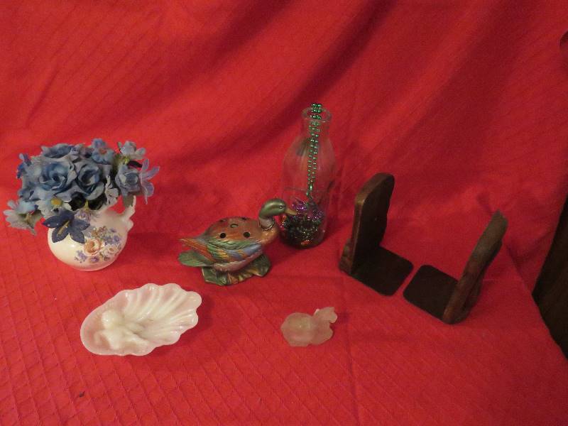 lot 10 image: Vintage Home Decor