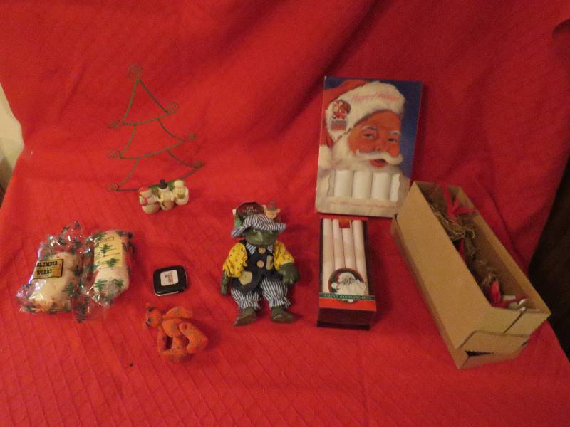 lot 12 image: Holiday Decor