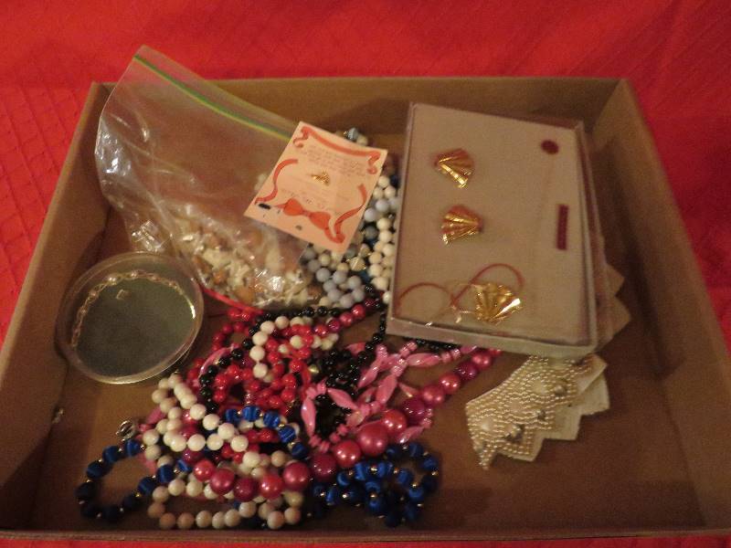 lot 13 image: Jewelry