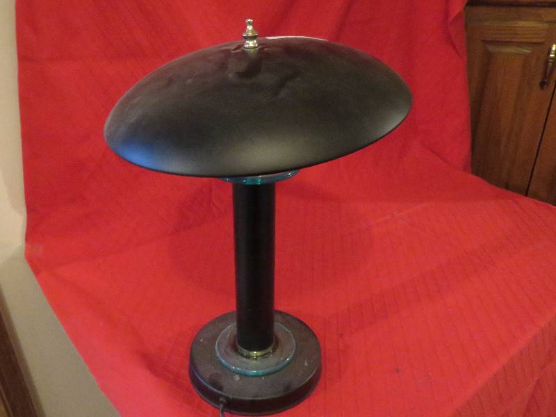 lot 18 image: Desk Lamp