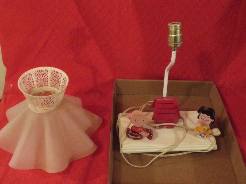 lot 28 image: Vintage Charlie Brown Lamp