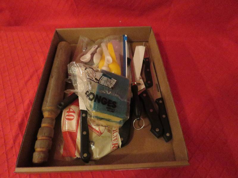 lot 32 image: Ktchen Utensils