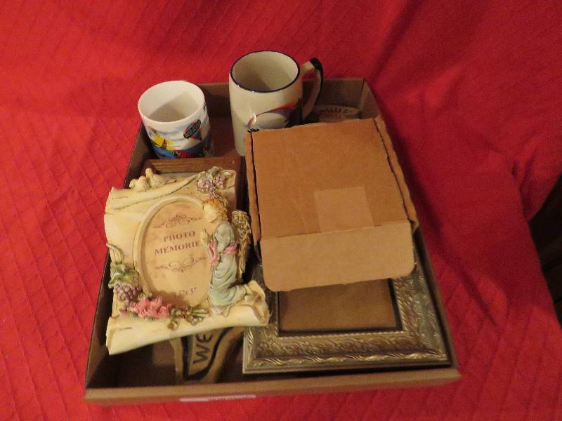 lot 40 image: Vintage Decor