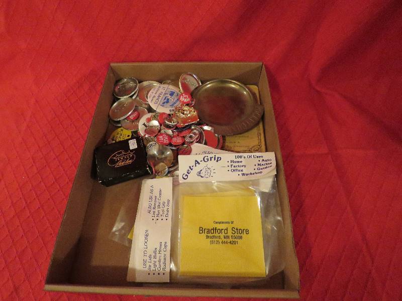 lot 43 image: Vintage Collectible Buttons