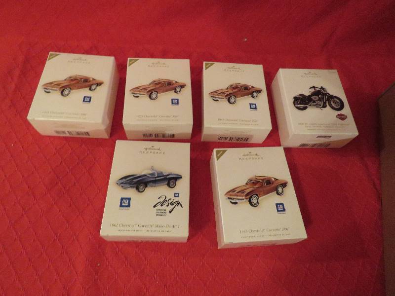 lot 47 image: Hallmark Ornaments