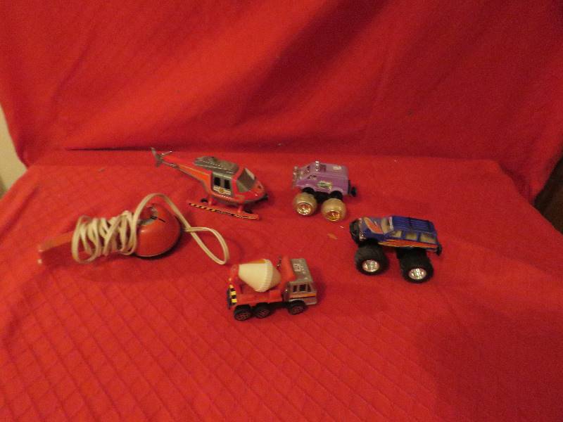 lot 57 image: Vintage Toys