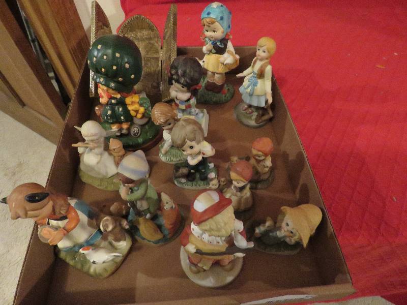 lot 61 image: Misc. Decor