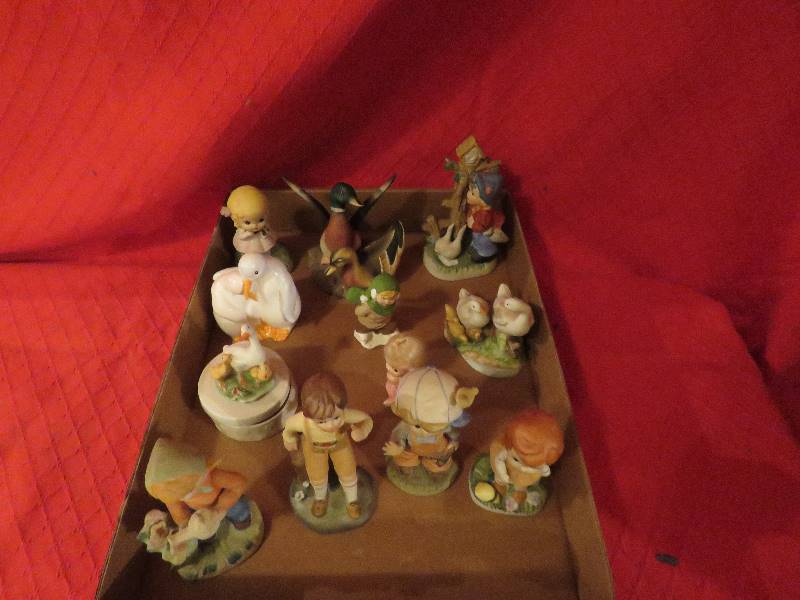 lot 63 image: Misc. Decor