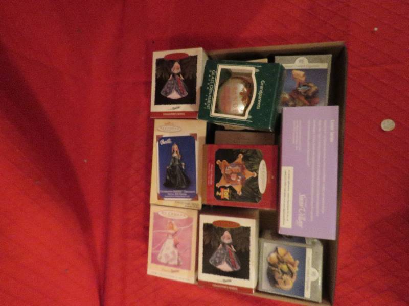 lot 64 image: Collecitlble Hallmark Ornaments