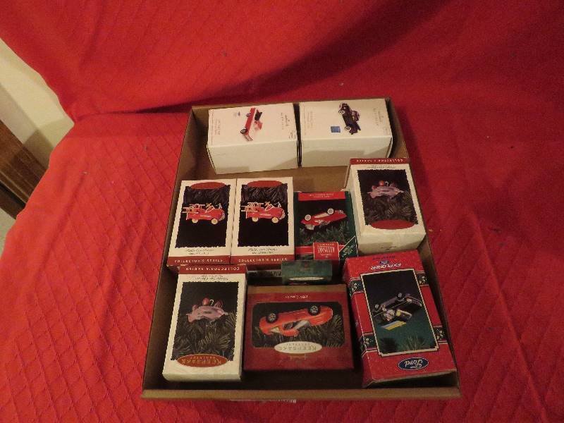 lot 67 image: Collectible Hallmark Ornaments