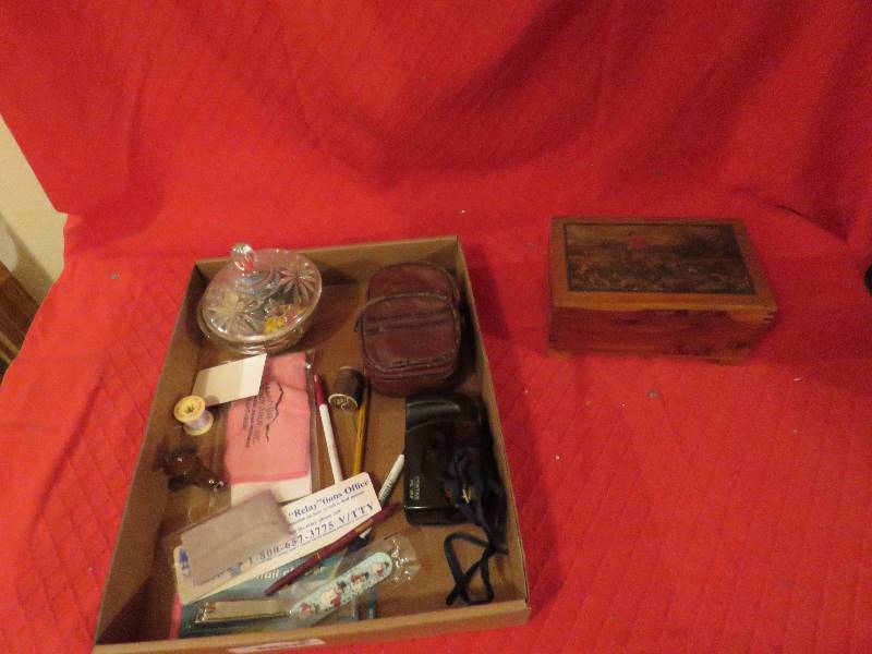 lot 84 image: Vintage Decor