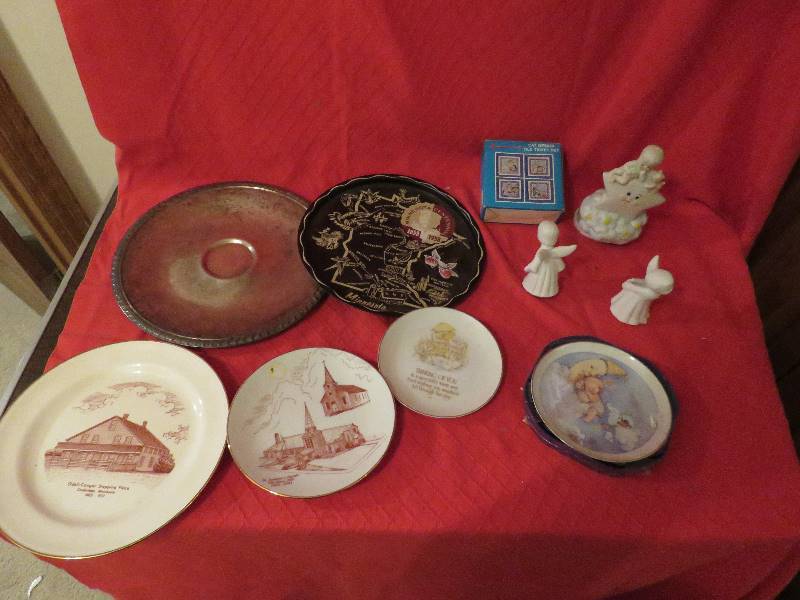 lot 86 image: Collectible Plates