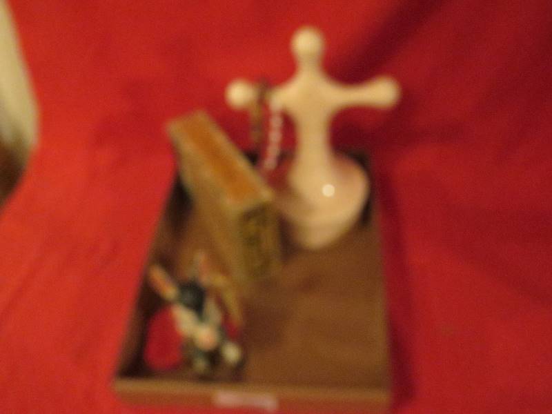 lot 94 image: Vintage Collectibles