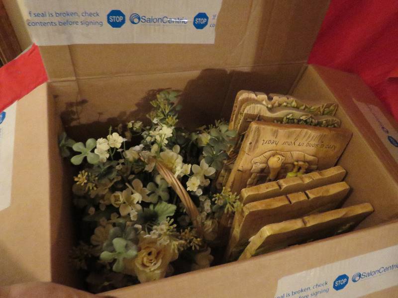 lot 111 image: Vintage Decor