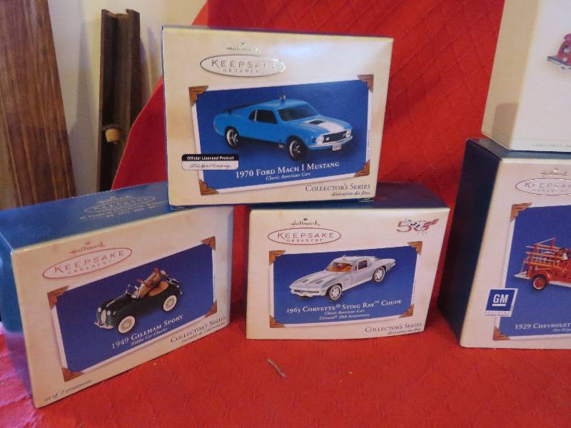 lot 21 image: Hallmark Ornaments