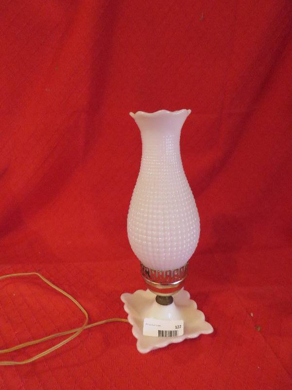 lot 122 image: Vintage Lamp