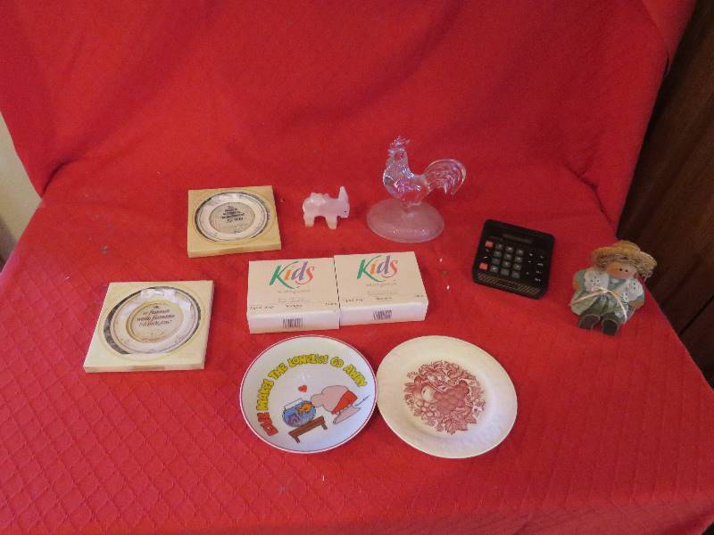 lot 125 image: Collectible Decor