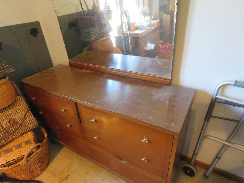 lot 127 image: Vintage Dresser