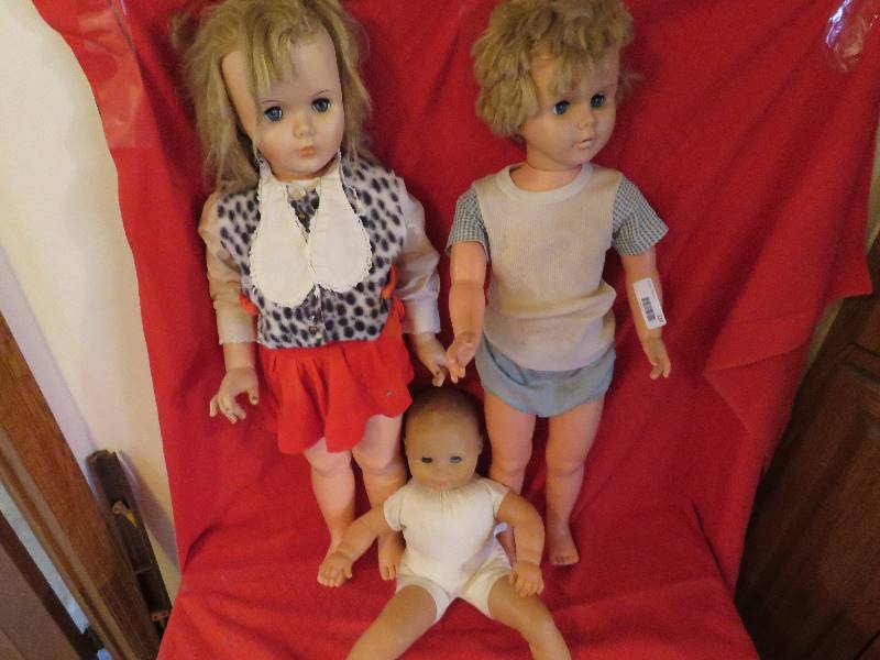 lot 137 image: Collectible Dolls